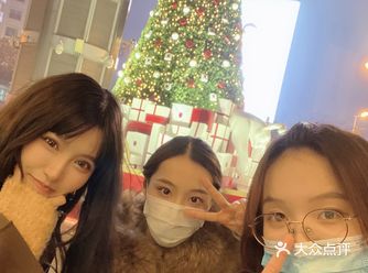 圣诞来海信买买买哇～  和姐妹们路过海信被门口的巨型