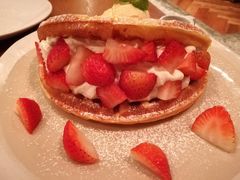 草莓松饼-ROAST coffee & eatery