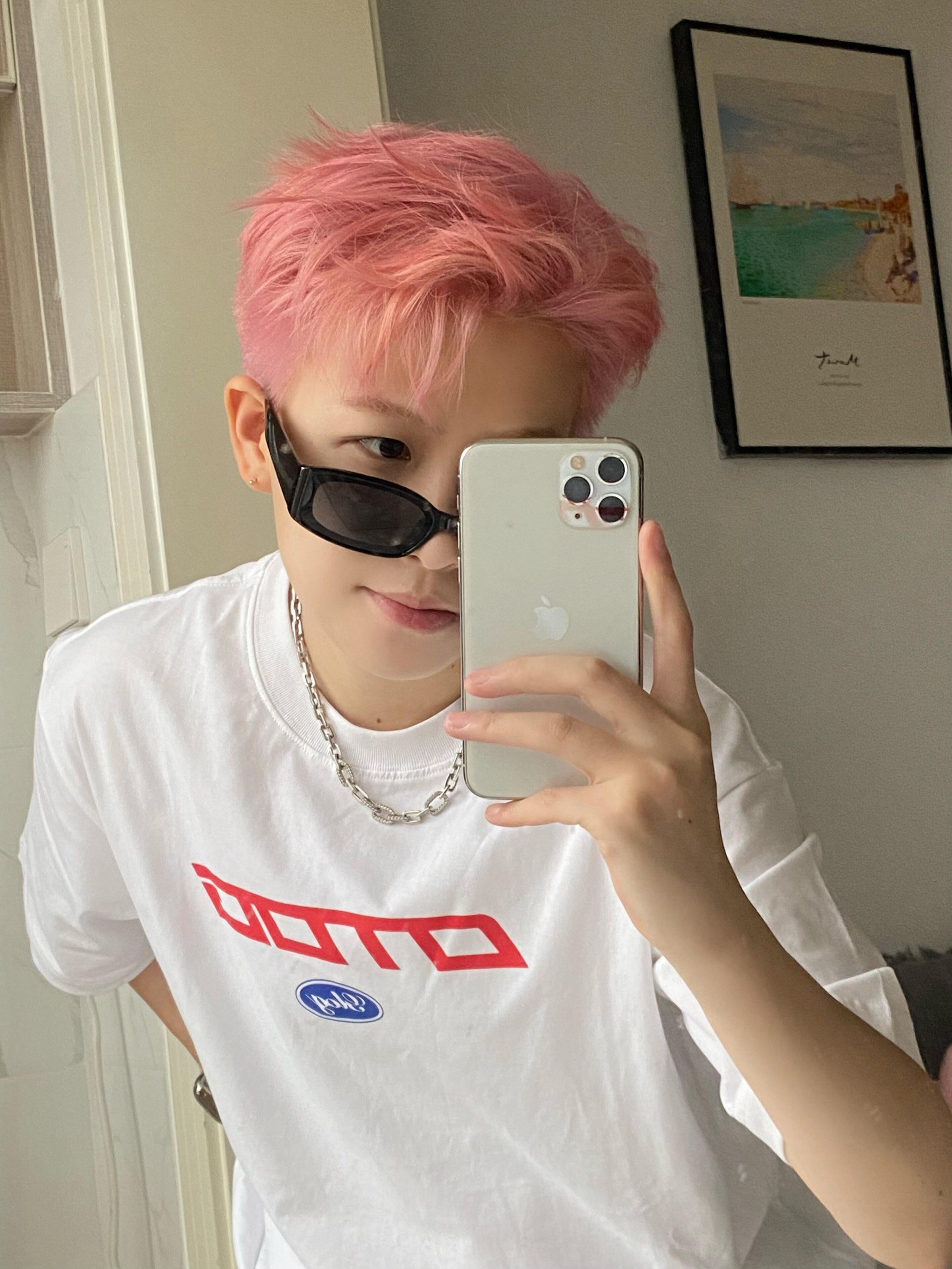 男士粉色发色,时尚新潮流
粉色,一直