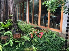 -Chom Cafe and Restaurant