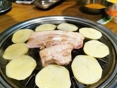 厚切猪肉-·缸桶屋·韩式牛肋条自助烤肉(西湖D11店)