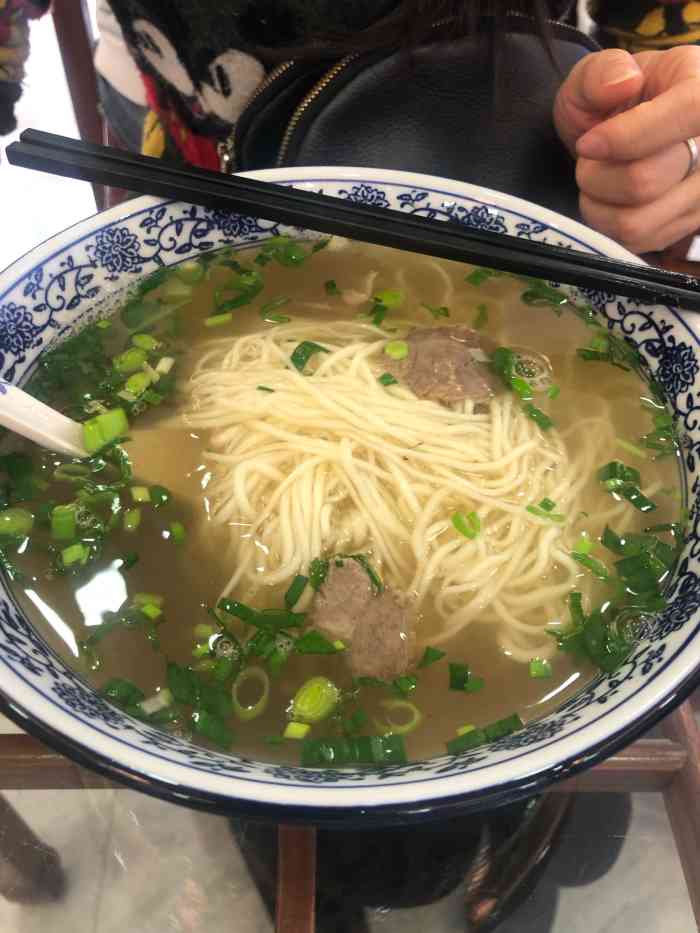 龙鼎宫青海牛肉面"就在天河客运站出口附近,感觉店铺风格和兰.