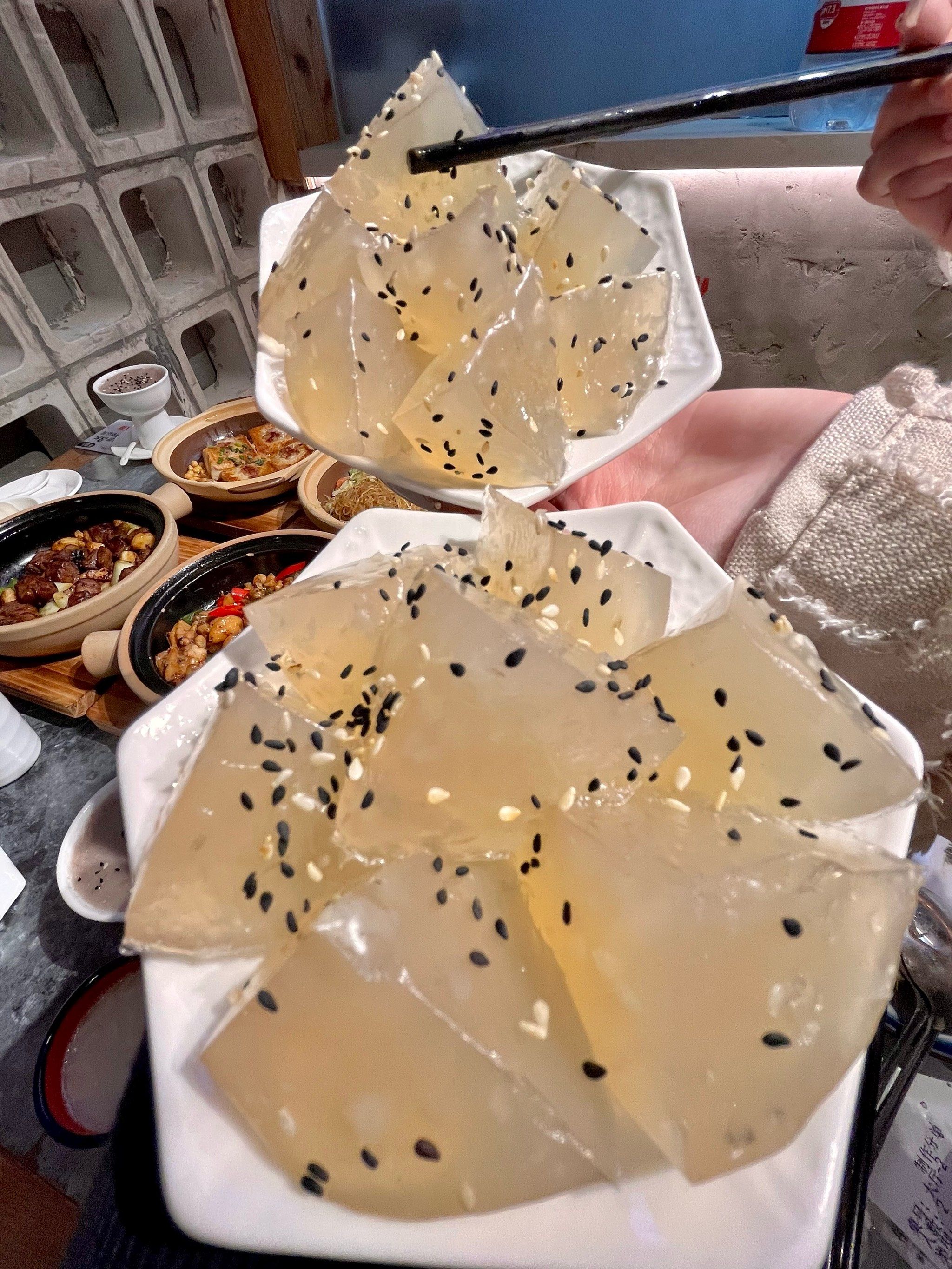 而且是明厨明档\\n都是师傅现做的一进店就被香迷糊了\\n看见马蹄糕