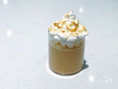 蛋白霜拿铁-Fridi Patisserie Cafe