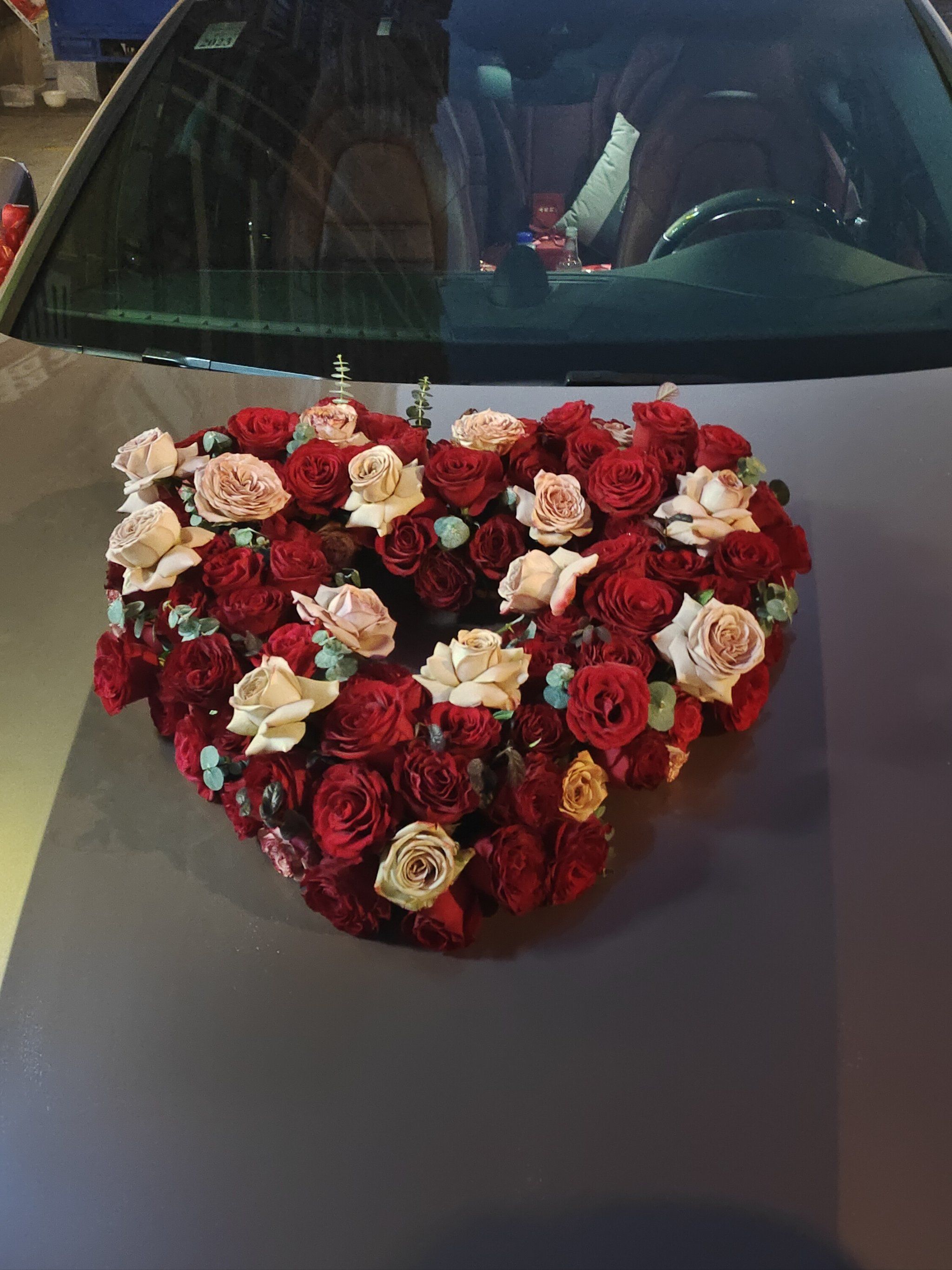 红玫瑰卡布爱心婚车#婚车装饰 #红玫瑰卡布婚车 #如皋花店