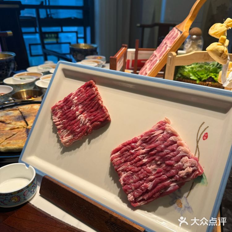 作为北京老字号铜锅涮肉品牌，他家主打传统老北京风味