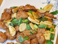 铁板蒜片炒牛肉-彩蝶谷美食廊·粤式经典南番顺·铁板烧烤泰风味(广州长隆酒店)