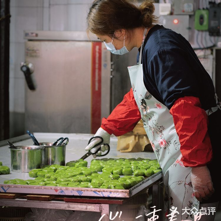 青团子，胖乎乎[调皮]