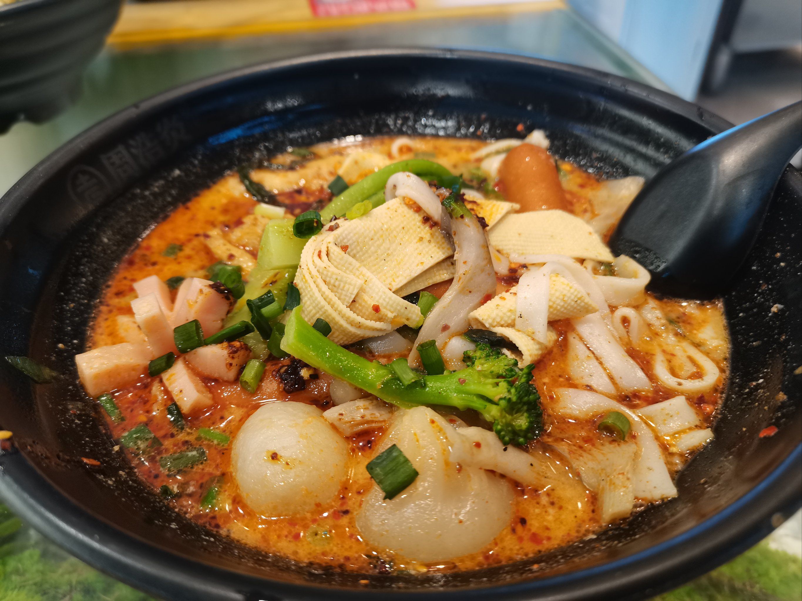 n首先是店面环境宽敞卫生,桌子还有景装设计
再者是麻辣烫种类