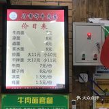 他们自制的油辣子看着通红通红的不是很辣但非常香