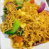 北京蕞牛的东北烤串儿店，排队排到楼梯上！