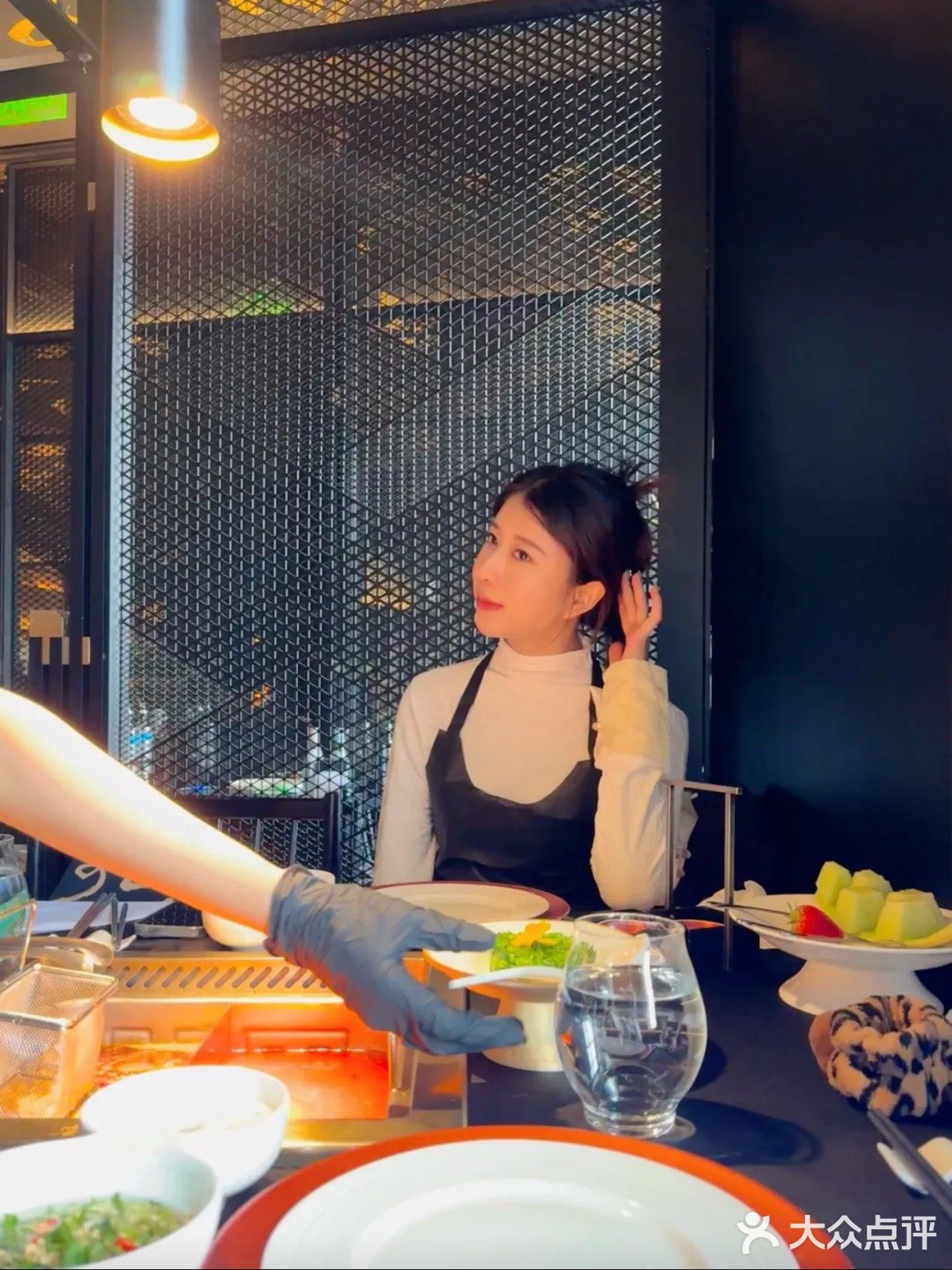 招牌牛油锅底一端上来，红亮的牛油块看着就超带劲