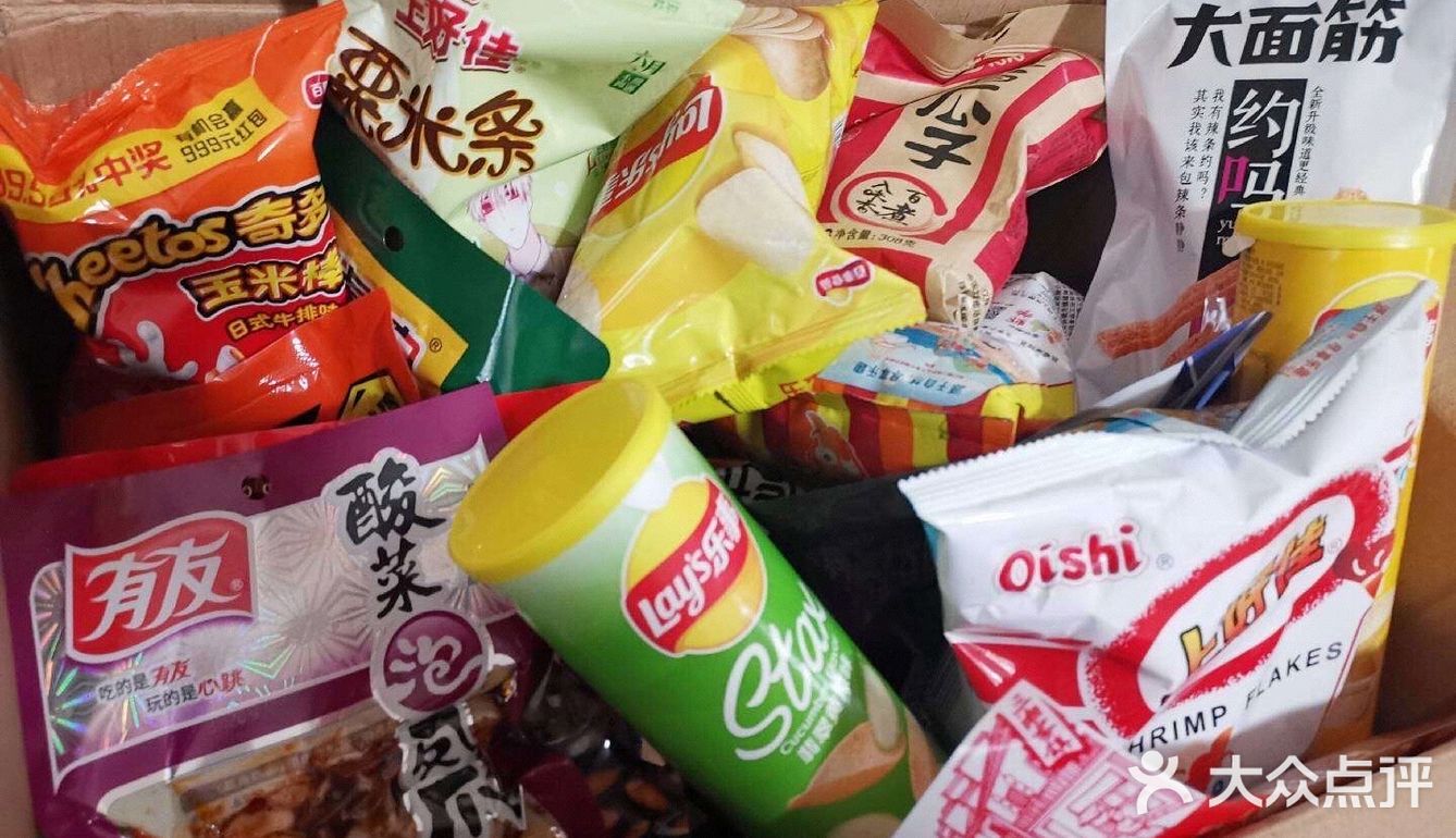 超市还是开门迎客的,零食并不缺