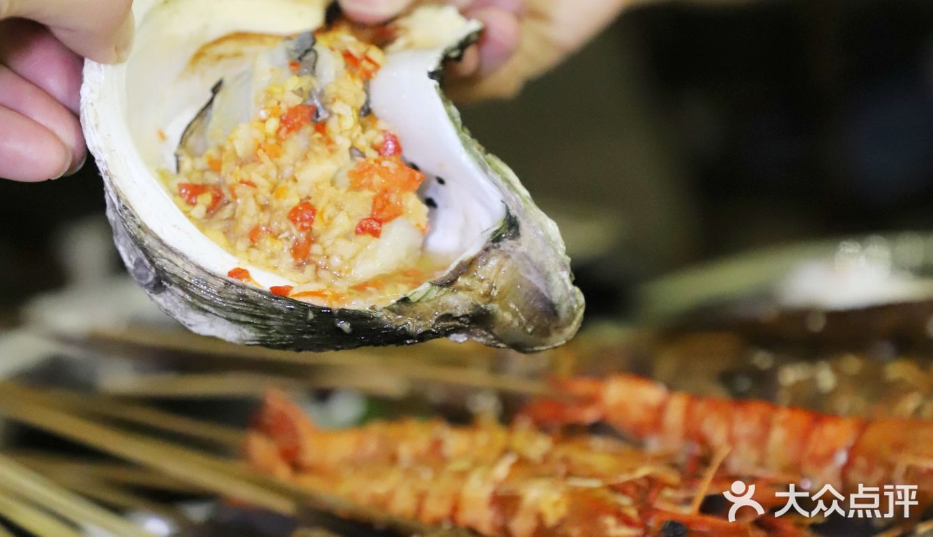 珠江道吃大餐，一只巨型生蚝顶四只