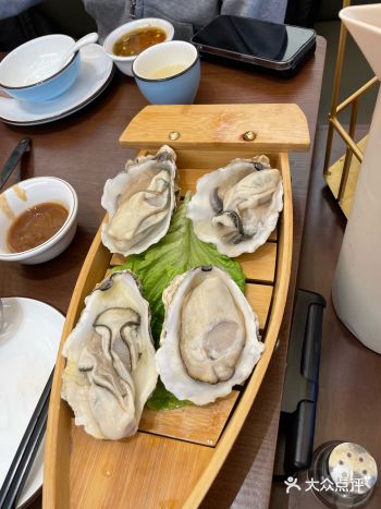 一看就知道 熬煮得十分到位。肉品跟海鲜都很新鲜，翠绿的