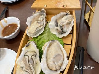 一看就知道 熬煮得十分到位。肉品跟海鲜都很新鲜，翠绿的