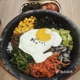 落座就有免费的泡菜和海带小食开胃，拌饭色泽好好看