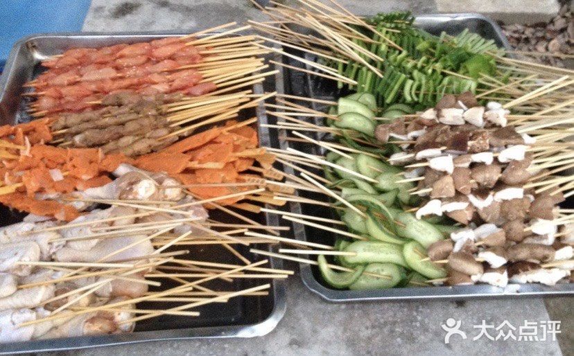 原来生活除了诗和远方，还有烧烤和啤酒