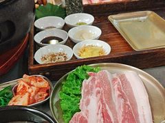 -围炉肉舍•炭烤活鳗•丹东海鲜烤肉(步行街店)