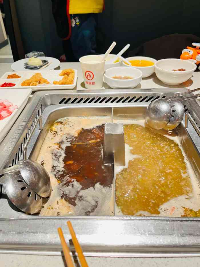 海底捞火锅(新之城店)-"抗拒油腻也不爱吃辣的话,番茄锅和猪肚鸡锅.