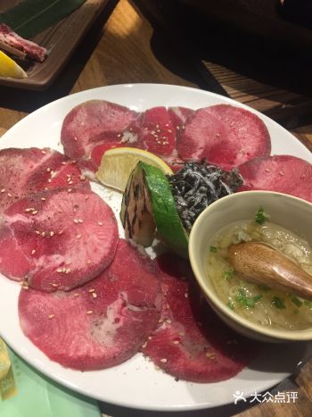 其实四个人吃烤肉最合适，点了没几个肉类