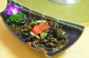 Stir-fried Mountain Snail with Perilla and Chili Rings