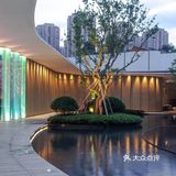 夕阳落山阳光透过玻璃缝隙洒落 在地面与水面之间光影
