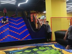 -爱蹦iBOON蹦床运动馆(江汉店)