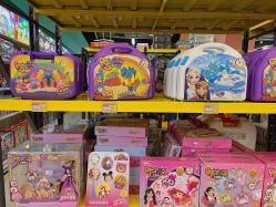 -卡通派潮品玩具折扣仓(青岛新城吾悦广场店)