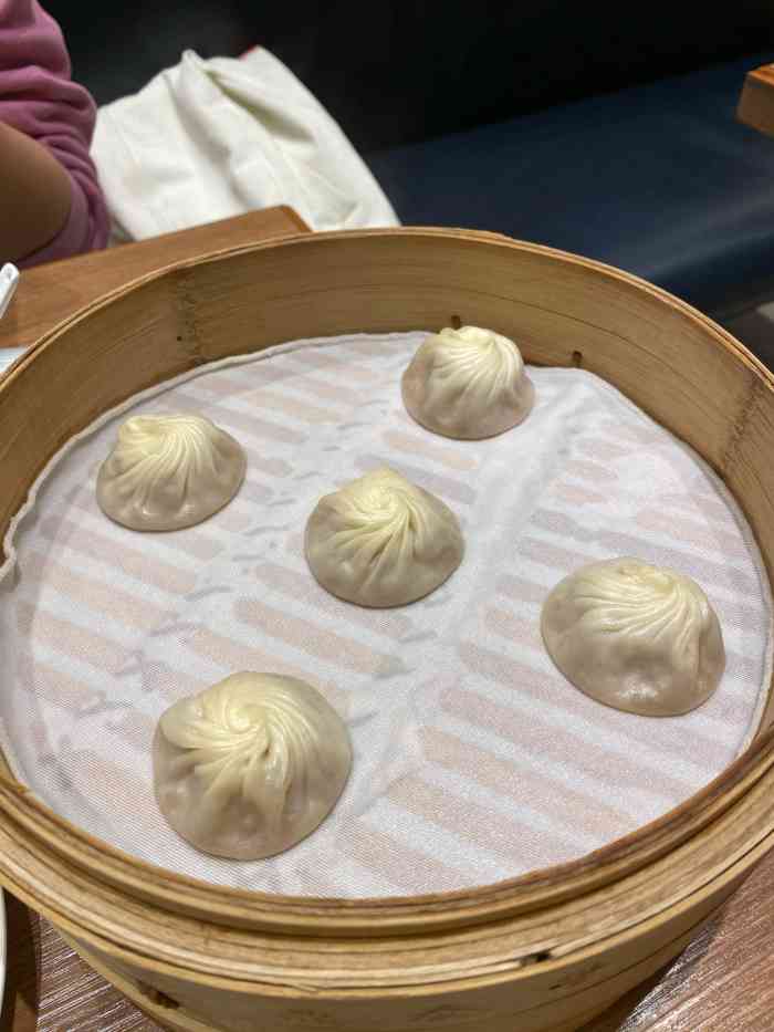 鼎泰丰(skp店)-"「菌菇小笼包」满满的蔬菜 皮很薄,咬起来.