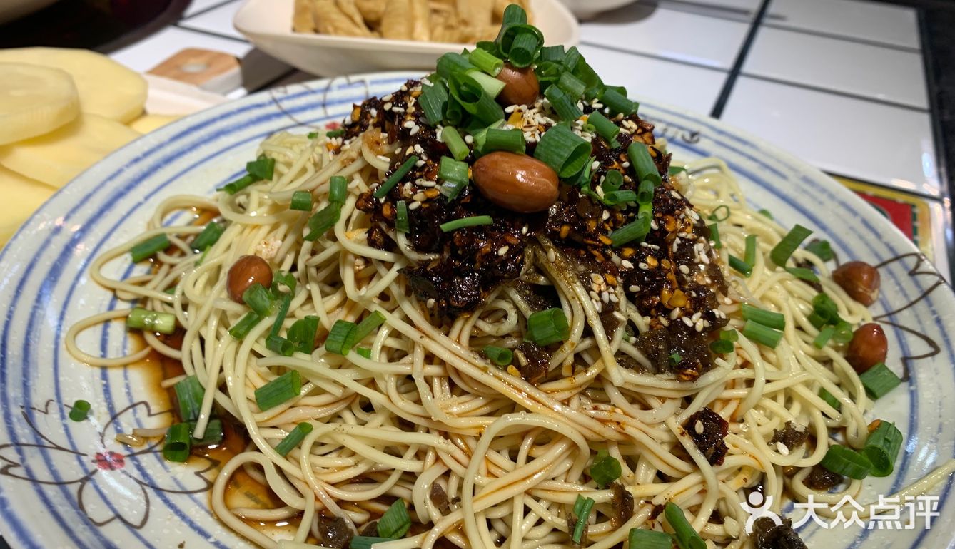 肉还是满满多的,老板会送一份粉丝和豆皮卷