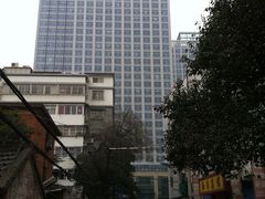 从这座大厦对面的小巷进入就对了-邓邓胖姐拌面(濉溪路店)