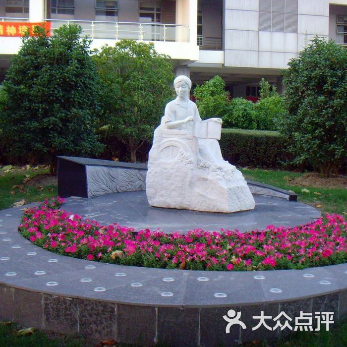 上海中医药大学的雕塑图片