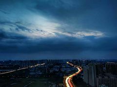 窗外驿都大道夜景-锦悦轩空中观景餐厅