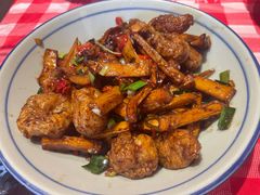 腊肥肠炒杏鲍菇-荆九爷爆炒桥头三嫩(浙大店)