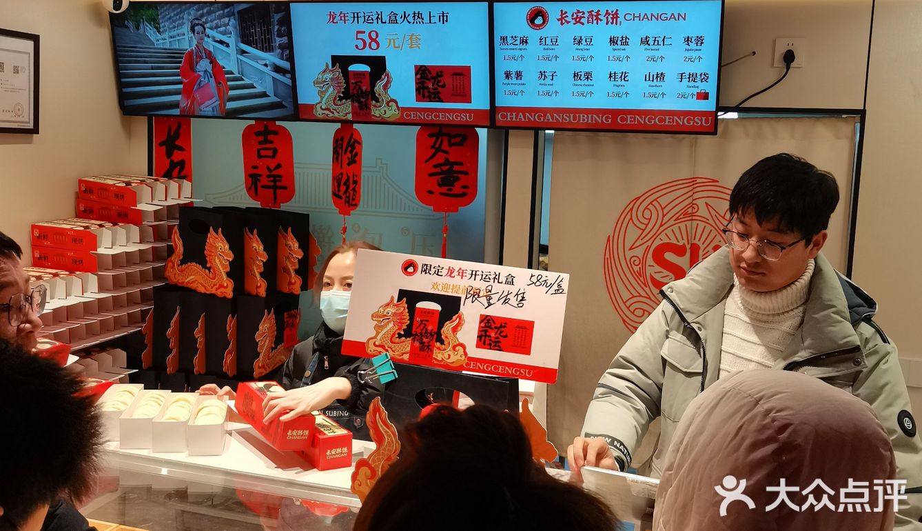 皮比馅儿要让人满意，非常酥层次很多！但是馅儿很少很薄一层..