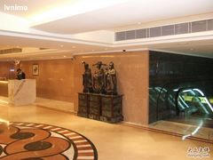 大厅里的福禄寿塑像-香港皇家太平洋酒店