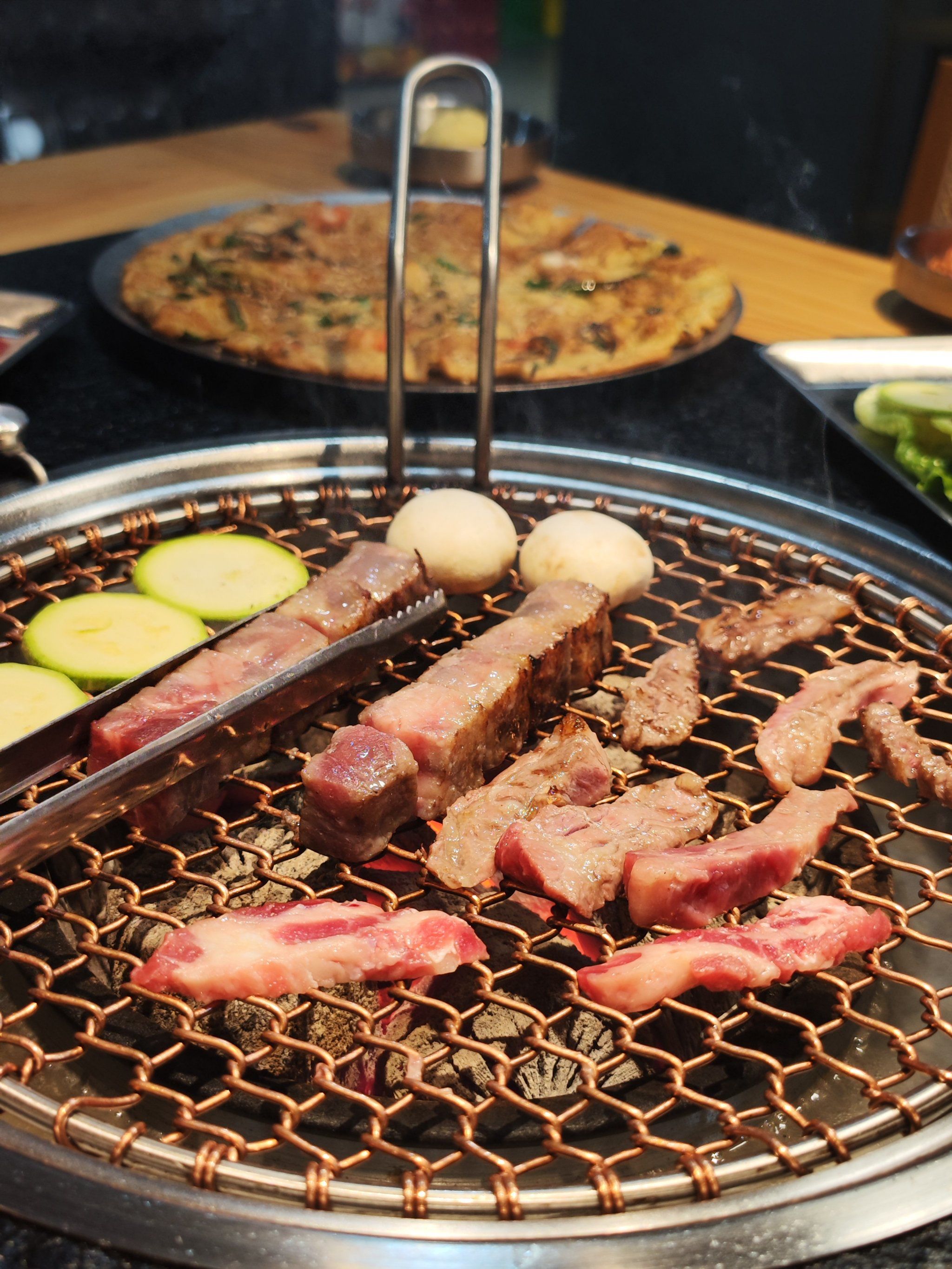 吃烤肉快来韩式烧烤店,小菜免费送