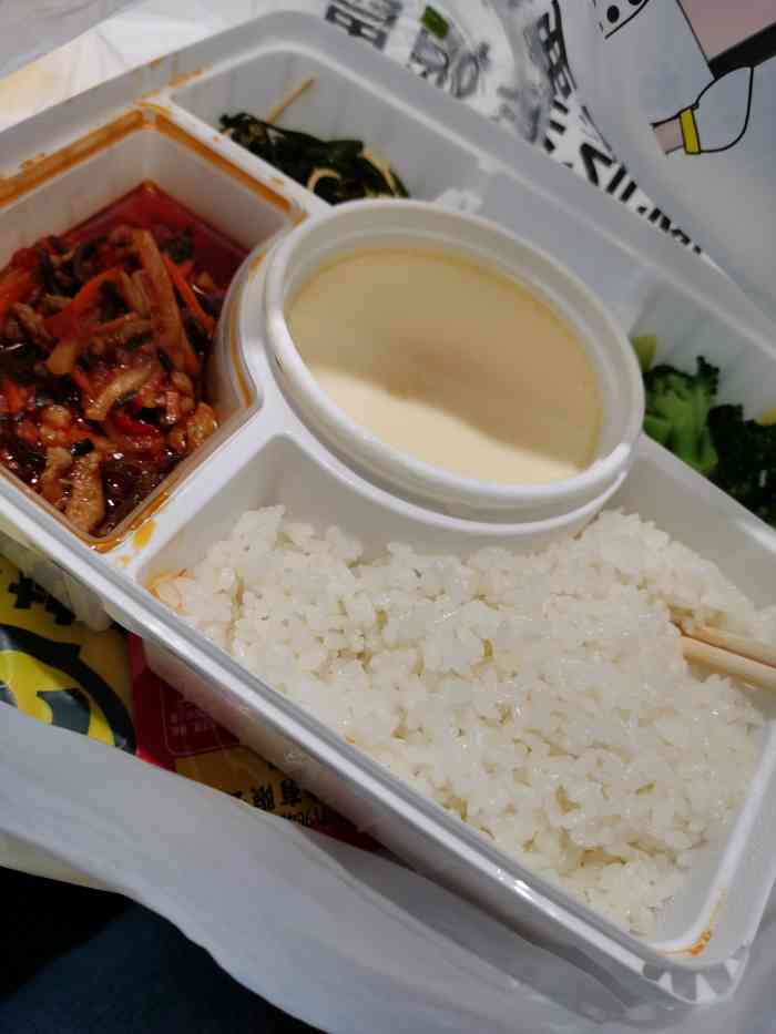 打分 疫情期间,点的外卖.老娘舅的外卖主要都是重新加热菜,口感一般.