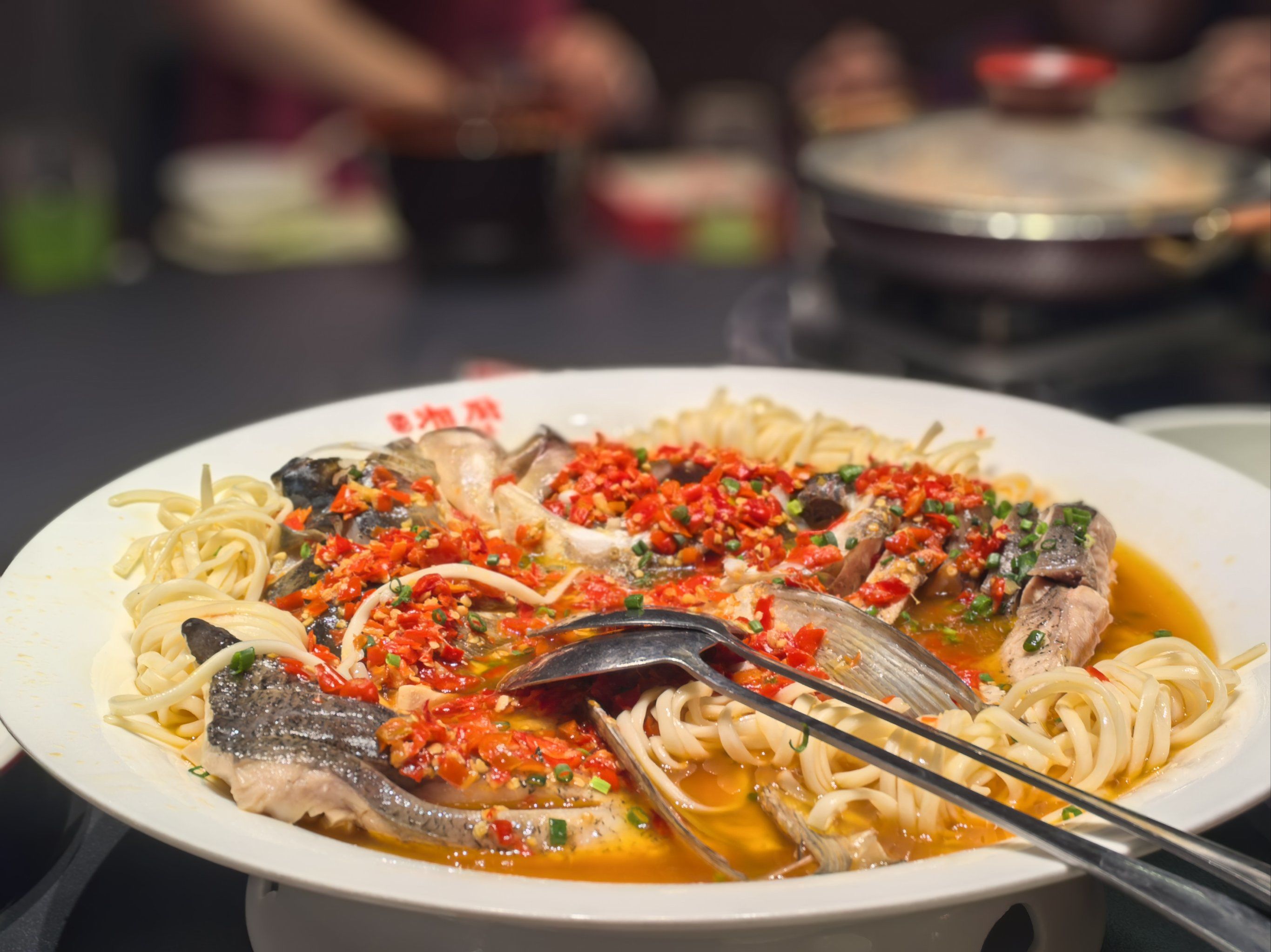 剁椒大鱼头」湖南美食代表菜之一,鱼肉很鲜美,基本没啥小刺,面条是