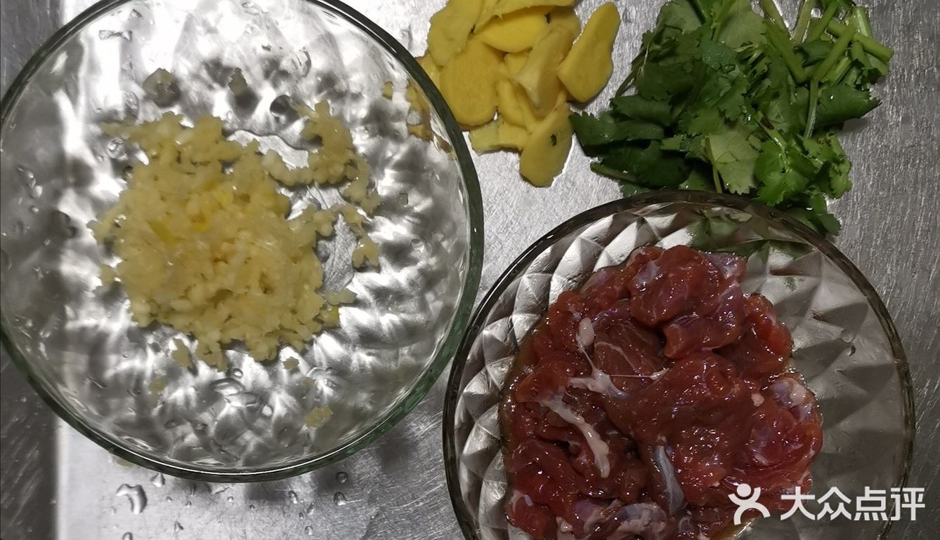 倒入蒜末，姜片，辣椒，炒香，放入腌制好的牛肉