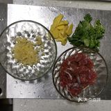 倒入蒜末，姜片，辣椒，炒香，放入腌制好的牛肉