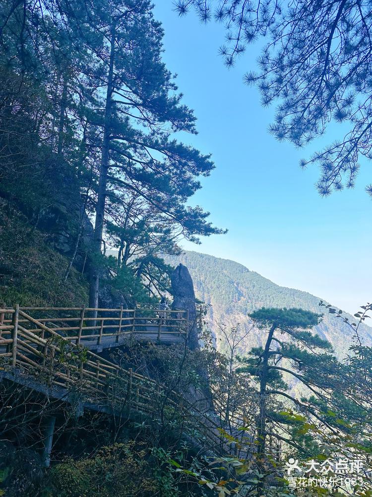 明月山青云栈道风景图片