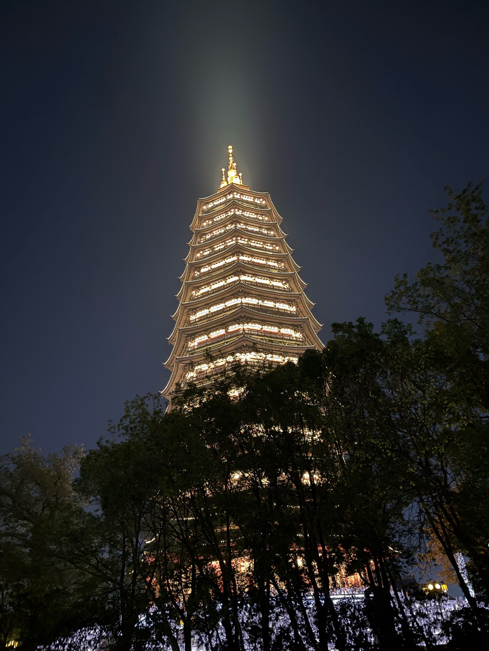 夜晚的红梅公园很有氛围感