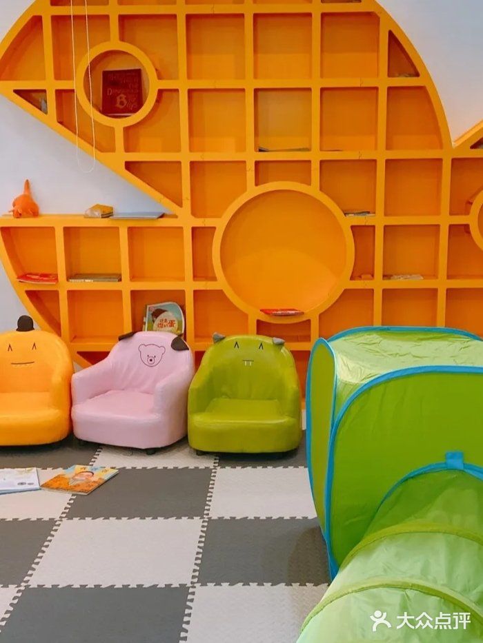 周末遛娃就带他们去游泳吧，强身健体