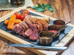 慕尼黑风味脆皮猪肘-蜜桃花开·中西融合菜E&W(南长街店)