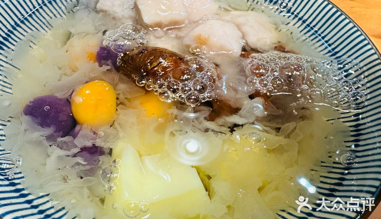 糖藕都是必点的招牌，巨好吃，甜度也恰到好处