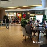 工作人员很早就不让排队等位了。其实在叫号的过程中