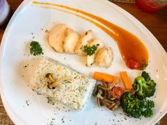 -Chom Cafe and Restaurant