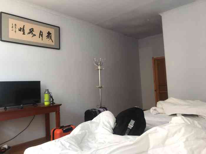 设施还行,服务一般.在这里住宿有点乱.